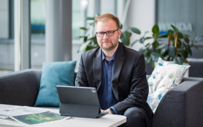 Kuvassa Tilisi Oy:n toimitusjohtaja Riku Ryödi, kuka on Ohjelmistoja.fi:n tyytyväinen asiakas.